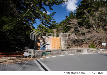 流經霧島的人工瀑布 115793685