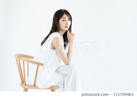 坐在椅子上的年輕女子的美麗 115794961