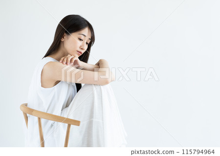 坐在椅子上的年輕女子的美麗 115794964