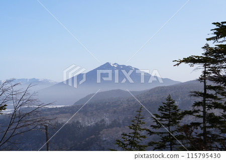 從下野山看到晨霧繚繞的火打岳 從下野山看到晨霧繚繞的火打岳 115795430