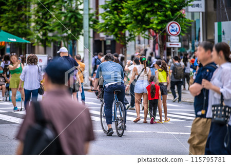 日本東京市景銀座步行天堂擠滿了外國遊客...入境復興...自行車... = 6月22日 日本東京市景銀座步行天堂擠滿了外國遊客...入境復興...自行車... = 6月22日 115795781