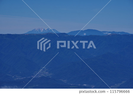 從淺間山脈的高峰山眺望禦嶽山和美原高原 從淺間山脈的高峰山眺望禦嶽山和美原高原 115796666