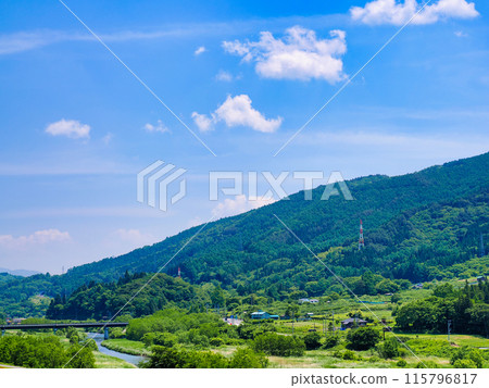 從道之站遠野眺望的岩手縣遠野市的田園風光（初夏） 115796817