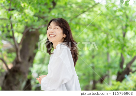 Female fresh green portrait 115796908