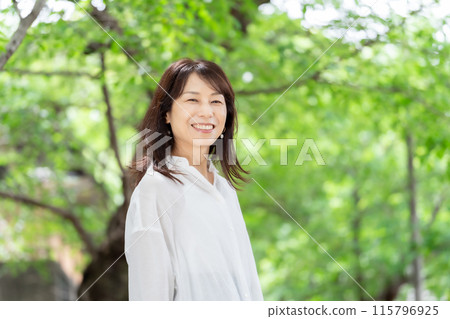 Female fresh green portrait 115796925