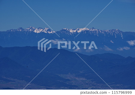 從淺間山脈的高峰山眺望穗高山、矢裡岳等北阿爾卑斯山脈。 115796999