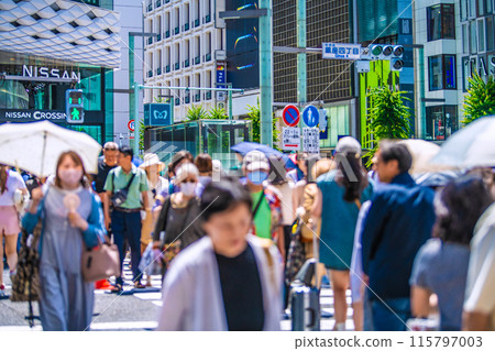 日本東京六月的都市景觀。繁華的銀座（後面是行人天堂，遊客穿越綠燈）...入境 115797003