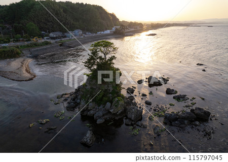 Amaharashi Coast, Onnaiwa and the Tateyama Mountain Range (aerial photography by drone) 115797045