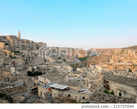 義大利世界遺產馬泰拉美麗的城鎮景觀和藍天 115797094