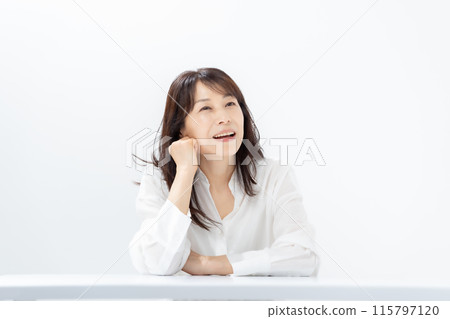 女性中間美女 115797120