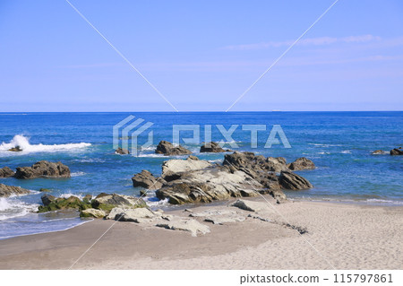 千葉縣南房總市和田浦海灘的碧海藍天 115797861