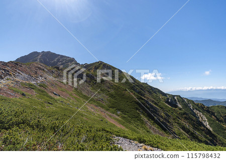 從山梨縣南阿爾卑斯市的山路看到的北岳 從山梨縣南阿爾卑斯市的山路看到的北岳 115798432