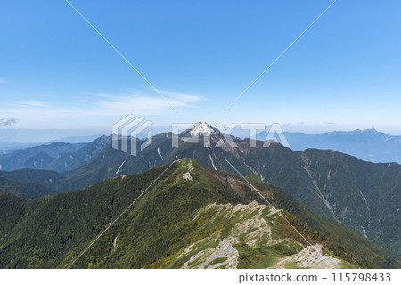 從山梨縣南阿爾卑斯市北岳登山道看到的小太郎山和凱駒岳 從山梨縣南阿爾卑斯市北岳登山道看到的小太郎山和凱駒岳 115798433
