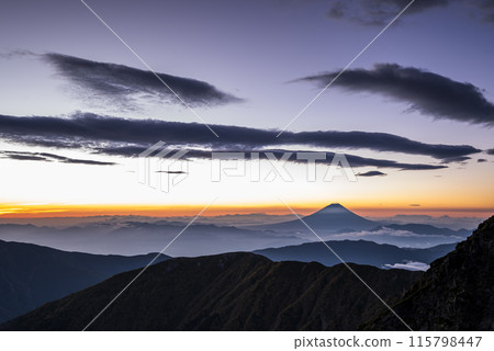 從山梨縣南阿爾卑斯市北山山肩的小屋看到的富士山和日出 115798447