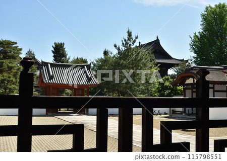 萬福寺 - 透過柱子看到的津玄門、三門和松陰堂 萬福寺 - 透過柱子看到的津玄門、三門和松陰堂 115798551