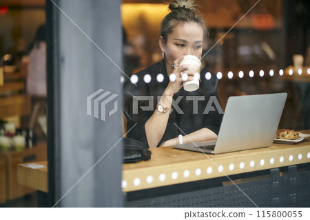 asian woman working in coffee shop 115800055