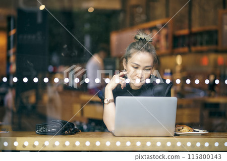 asian woman working in coffee shop 115800143