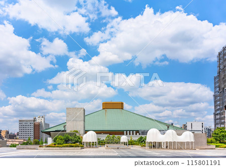 [Ryogoku, Tokyo] A side view of Ryogoku Kokugikan and the blue sky. 115801191