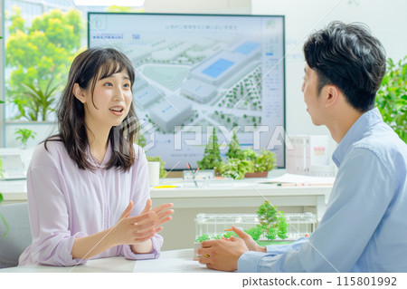 城市環境系學生一邊看建築模型一邊討論城市規劃_1 115801992