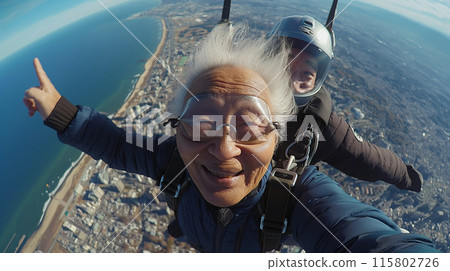 奶奶享受跳傘 115802726