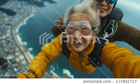 奶奶享受跳傘 115802727