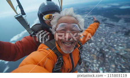 一位老人享受跳傘 115803119