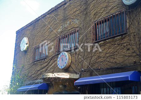 一棟復古建築的外牆,有掛鐘-1 一棟復古建築的外牆,有掛鐘-1 115803173