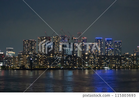 高聳於東京灣的建築物的夜景 高聳於東京灣的建築物的夜景 115803693