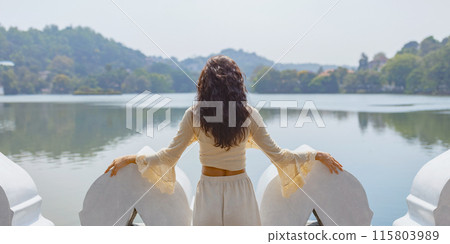 Woman Enjoying Scenic View of Kandy Lake in Sri Lanka 115803989
