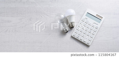 白熾燈泡和LED燈泡和計算器 白熾燈泡和LED燈泡和計算器 115804167