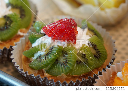 Strawberry and kiwi cupcake with whipped cream 115804251