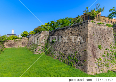 大阪府大阪市大阪城公園的內護城河和石牆 大阪府大阪市大阪城公園的內護城河和石牆 115804592