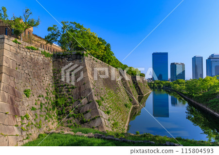 大阪府大阪市大阪城公園的內護城河和石牆 115804593