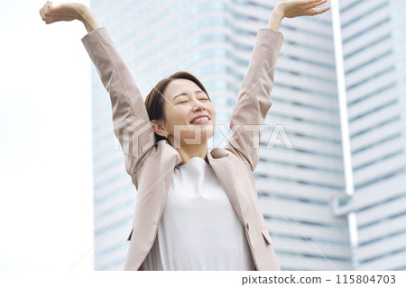 戶外伸展運動的女商人 115804703