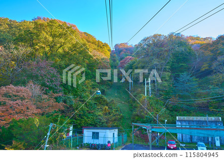 秋天的群馬縣澀川市伊香保町,從伊香保索道藤上站(駅登木站)附近眺望山頂(三春站) 秋天的群馬縣澀川市伊香保町,從伊香保索道藤上站(駅登木站)附近眺望山頂(三春站) 115804945