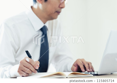 Hand of a man working on a laptop 115805714