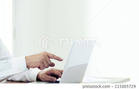 在筆記本電腦上工作的男人的手 在筆記本電腦上工作的男人的手 115805729