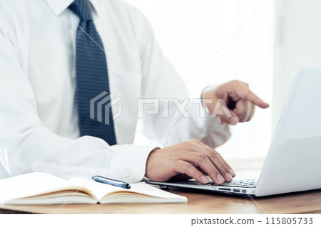 在筆記本電腦上工作的男人的手 在筆記本電腦上工作的男人的手 115805733