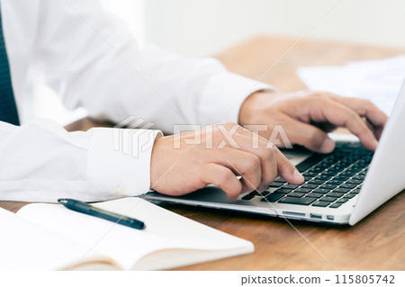 在筆記本電腦上工作的男人的手 115805742