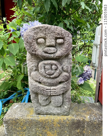 父母與孩子的神秘石雕 115805983