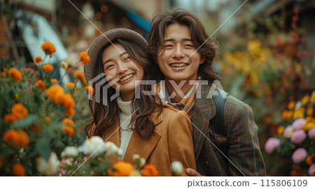 年輕夫婦在花園裡玩耍 115806109