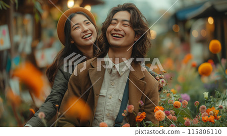 年輕夫婦在花園裡玩耍 115806110