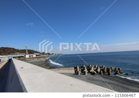 晴朗的冬日天空下湘南清澈的海水和防波堤 晴朗的冬日天空下湘南清澈的海水和防波堤 115806467