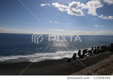 冬天的湘南,海水清澈,天空晴朗 冬天的湘南,海水清澈,天空晴朗 115806468