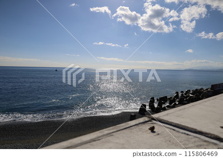 冬天的湘南,海水清澈,天空晴朗 冬天的湘南,海水清澈,天空晴朗 115806469