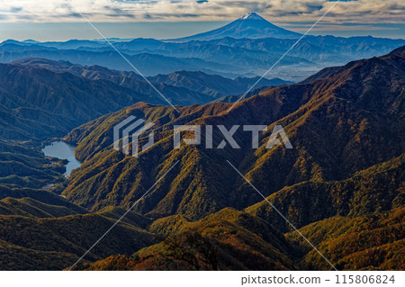 Mt. Fuji and Hirose Dam Lake in the morning as seen from the Todo Ridge of Mt. Kobushin 115806824