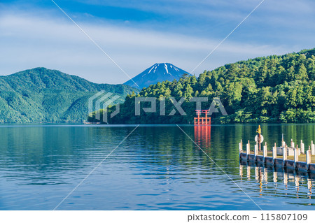 [Kanagawa Prefecture] Summer Fuji as seen from Lake Ashi in the early morning 115807109