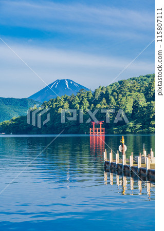 [Kanagawa Prefecture] Summer Fuji as seen from Lake Ashi in the early morning 115807111