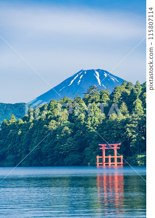 [Kanagawa Prefecture] Summer Fuji as seen from Lake Ashi in the early morning 115807114