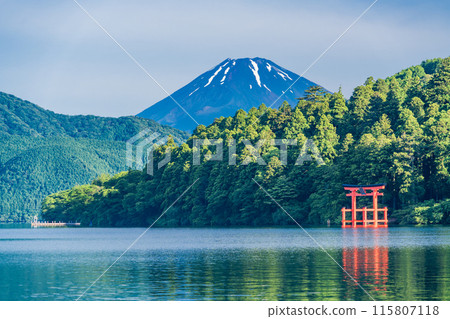 [Kanagawa Prefecture] Summer Fuji as seen from Lake Ashi in the early morning 115807118
